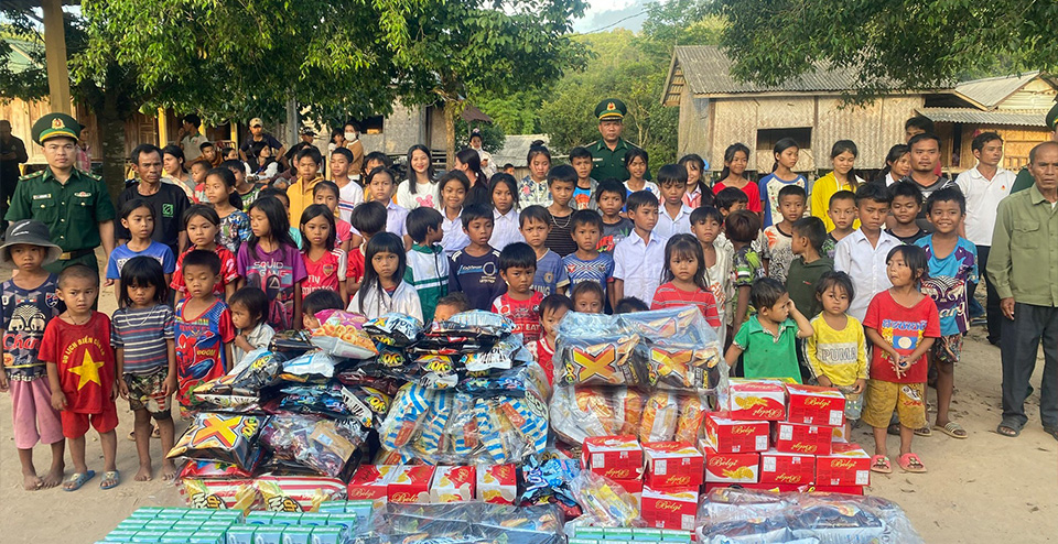 Hình ảnh đại diện cho sứ mệnh và tầm nhìn của hy88, một nhóm người đang làm việc cùng nhau trong môi trường công nghệ cao, tượng trưng cho sự uy tín và phát triển bền vững.